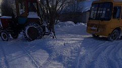 Еще один школьный автобус застрял в снегу в Тверской области