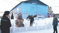 Бежецкие заключенные соревновались в лепке фигур изо льда и снега