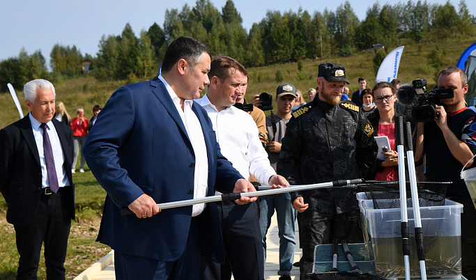 Губернатор Игорь Руденя принял участие в зарыблении Волги в Зубцовском районе