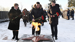 В Торжке Игорь Руденя возложил цветы к мемориалу советских воинов