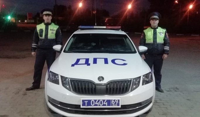 В Тверской области автоинспекторы помогли водителю, у которого закончилось топливо