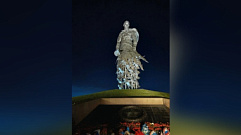 У Ржевского мемориала Советскому солдату развернут большую копию Знамени Победы 