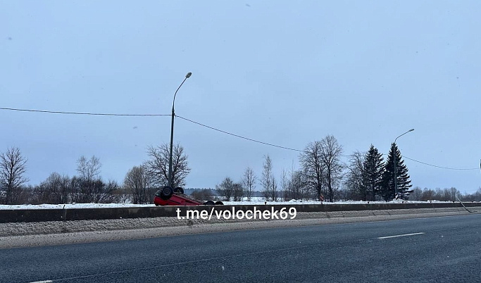 Автомобиль перевернулся на крышу в Тверской области