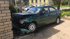 Женщина на автомобиле врезалась в дом в Твери