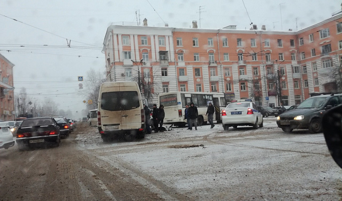 На площади Терешковой в Твери не разъехались две маршрутки, есть пострадавшие