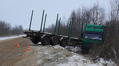 В Тверской области грузовик не вписался в поворот и вылетел в кювет
