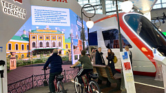 500 человек ежедневно пробуют себя в роли машиниста электропоезда «Иволга 3.0» на стенде Тверской области на ВДНХ