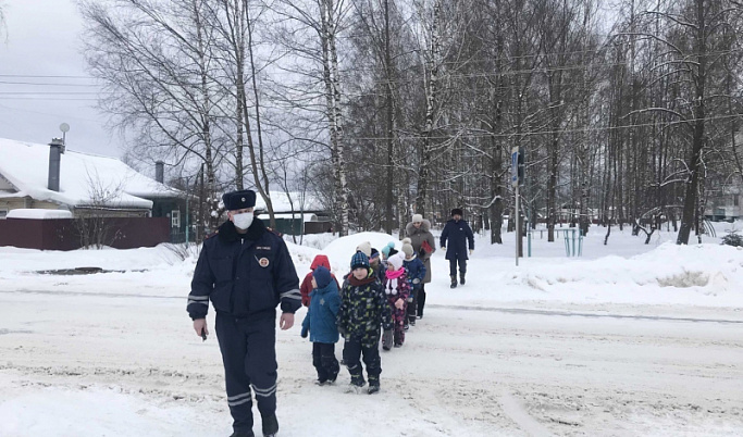 Сотрудники ГАИ провели пешеходную экскурсию для маленьких жителей Тверской области