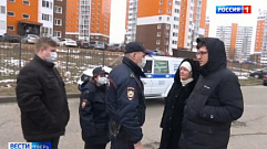 Тверские полицейские объясняют горожанам, почему необходимо оставаться дома