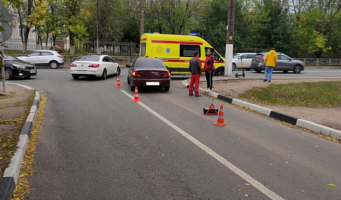 В Твери на Смоленском переулке иномарка сбила девушку