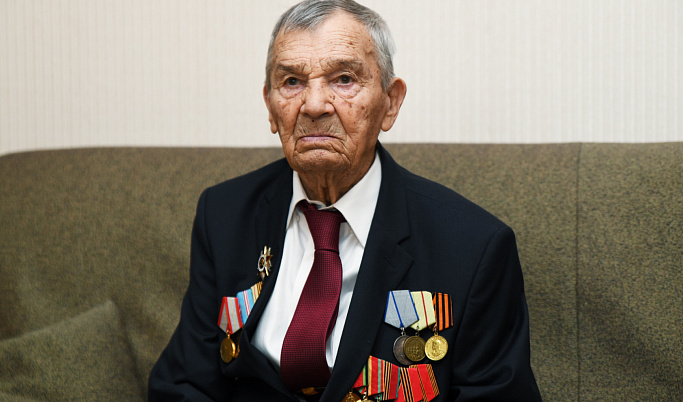 Игорь Руденя поздравил ветерана Арсения Сухопарова со столетием
