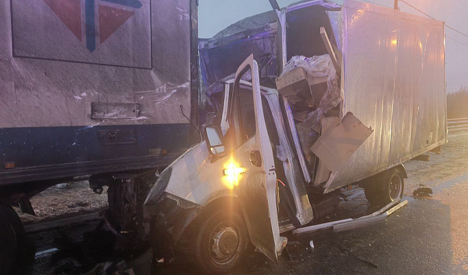 На трассе в Тверской области столкнулись грузовик и фура