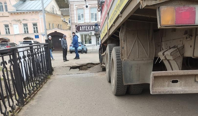 В Торжке грузовик проломил асфальт и провалился в яму на пешеходном мосту