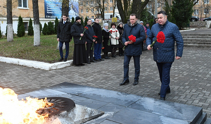 Игорь Руденя возложил цветы к мемориальному комплексу «Вечный огонь» в Бологое 