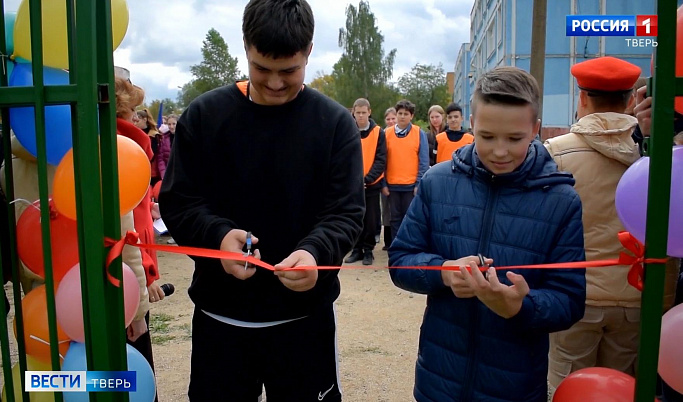 Современную площадку для мини-футбола открыли в тверской школе №1