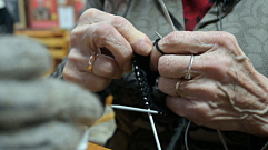 В Твери ветераны войны вяжут носки для участников спецоперации