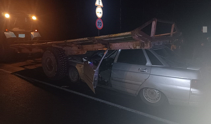 В Тверской области автомобиль влетел в тракторный прицеп