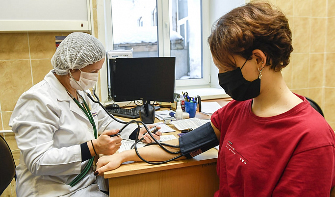 Эпидемиологи рекомендуют жителям Тверской области привить от ковида детей и обезопасить их на лето