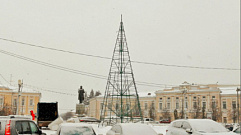На площади Ленина в Твери идет установка главной новогодней ёлки