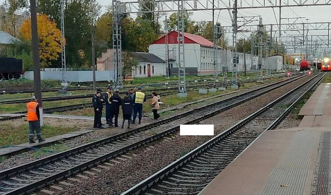 В Твери на ж/д вокзале поезд насмерть сбил женщину