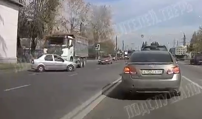 Грузовик протаранил автомобиль на Октябрьском проспекте в Твери 