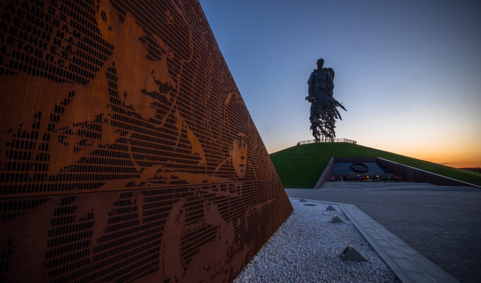 У подножия Ржевского мемориала развернут огромное Знамя Победы