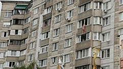 В Твери спасатели сняли повисшую на балконе женщину