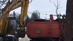 В Твери экскаватор вытолкал мусоровоз из снежной ловушки