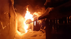 В Ржеве у здания суда загорелись деревянные гаражи