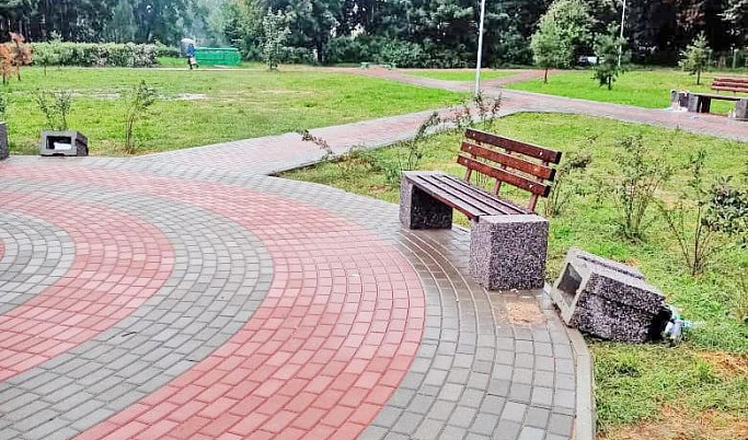 В Тверской области вандалы перевернули урны и унесли с собой ограждение детской площадки