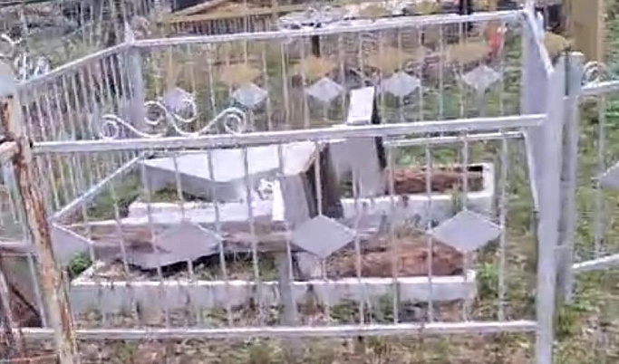 Подросток разгромил кладбище в Тверской области