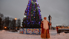 Дед Мороз зажёг огни на ёлках Твери 