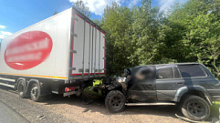 Водитель «Тойоты» погиб, врезавшись в грузовик в Тверской области