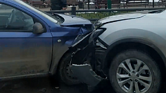 На Комсомольской площади в Твери столкнулись два автомобиля