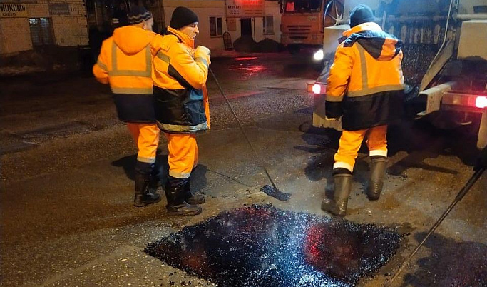 В Твери продолжают ликвидировать дорожные ямы литым асфальтобетоном