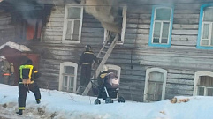 В Бежецке пожарные потушили двухэтажный деревянный дом