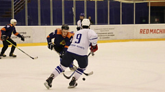 Накануне 23 февраля спасатели и сотрудники госбезопасности сыграли в хоккей в Твери