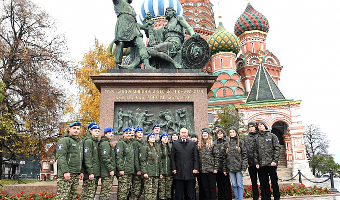 Десятиклассница из Осташкова сфотографировалась на Красной площади с Владимиром Путиным 