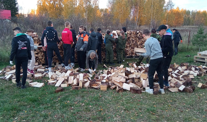 В Тверской области школьники помогли жене мобилизованного подготовиться к зиме