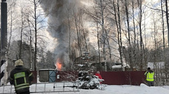 В Тверской области вспыхнул двухэтажный жилой дом