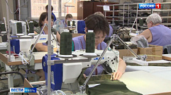 На швейной фабрике в Твери шьют чехлы для бронежилетов