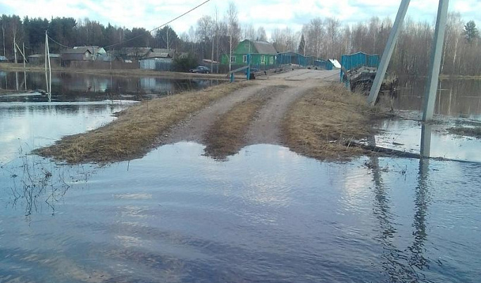 В поселке Вышневолоцкого района затопило дорогу