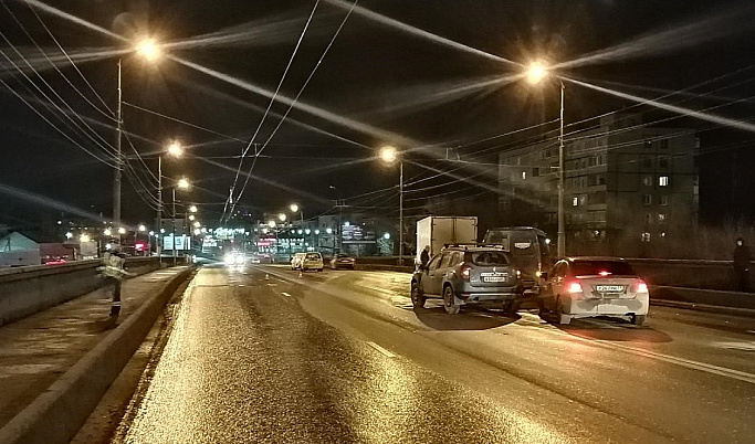 Пять автомобилей столкнулись на Волоколамском путепроводе в Твери
