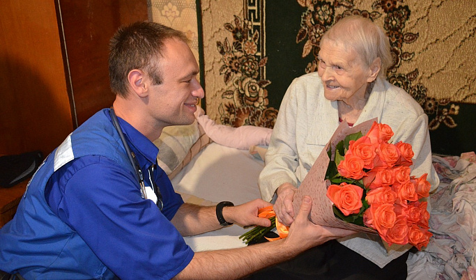 В Твери сотрудники «скорой» поздравили одну из своих пациенток со столетием