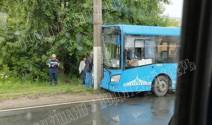 В Твери автобус врезался в фонарный столб 