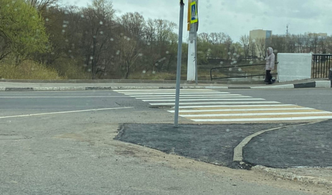 В Твери знак пешеходного перехода поставили посередине дороги