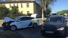 В Твери Mitsubishi врезался в автомобиль «Яндекс.Такси»