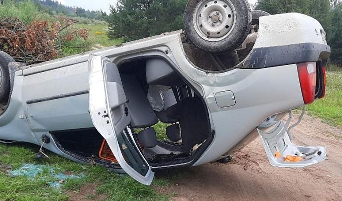 В аварии с перевернувшейся легковушкой в Тверской области пострадали два человека