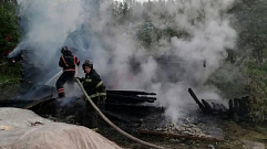 В Калининском округе ночью полностью сгорела баня