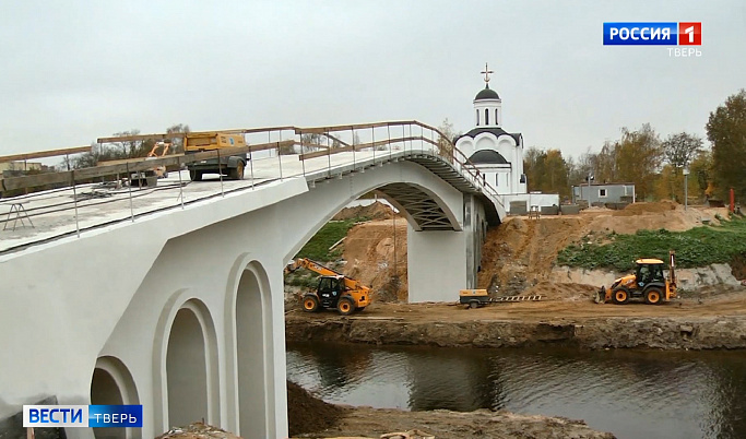 Пешеходный мост через Тьмаку в Твери готов на 85%